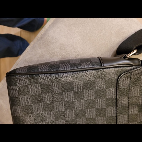 Louis Vuitton District NM Messenger Bag Graphite - Picture 2 of 4